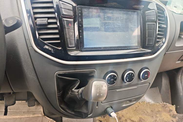 Used SAIC MAXUS Xintu V80 2019 2.5T Classic Version 6-Speed Manual – Aoyuntong Modified Long Wheelbase Mid-Height 7-Seater Audio And AC Panel