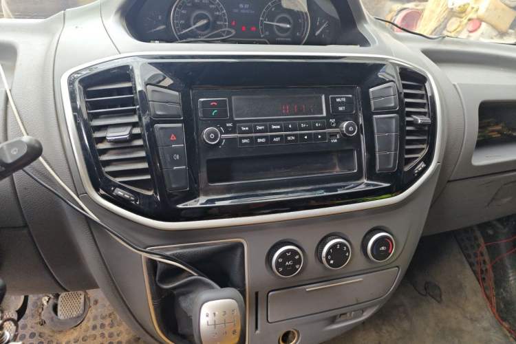 Used SAIC MAXUS Xintu V80 2019 2.5T Classic Model 6-Speed Manual Aotong Long Wheelbase Mid-Height 7-Seater Audio And AC Panel