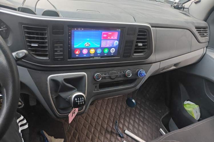 Used SAIC MAXUS Xintu V80 2019 2.0T Plus 6-Speed Manual – Aoyuntong Long Wheelbase High-Roof 7-Seater Audio And AC Panel