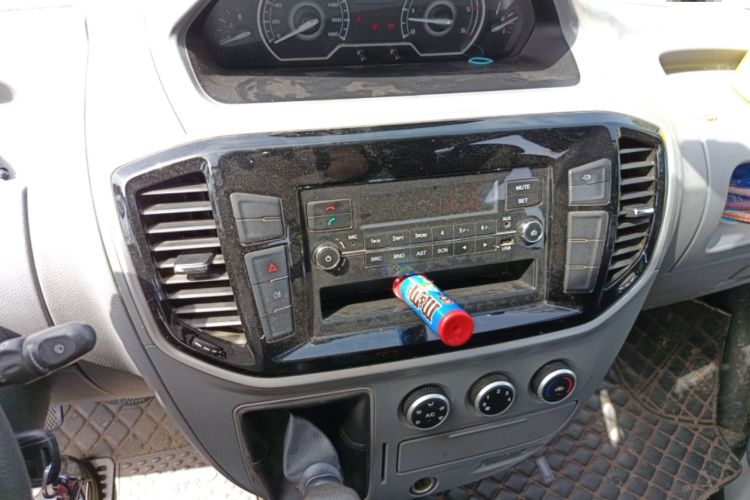 Used SAIC MAXUS Xintu V80 2019 2.0T Plus 6-Speed Manual – Aoyuntong Short Wheelbase Ultra-Low Roof 5/6-Seater Audio And AC Panel