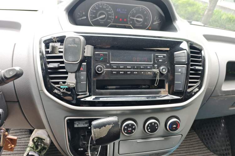 Used SAIC MAXUS Xintu V80 2019 2.5T Classic AMT Van Short Wheelbase Mid-Roof 6-Seater Audio And AC Panel