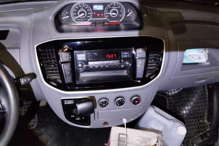 Used SAIC MAXUS Xintu V80 2019 2.0T Plus AMT Aoyuntong Long Wheelbase Mid-Roof 7-Seater Audio And AC Panel