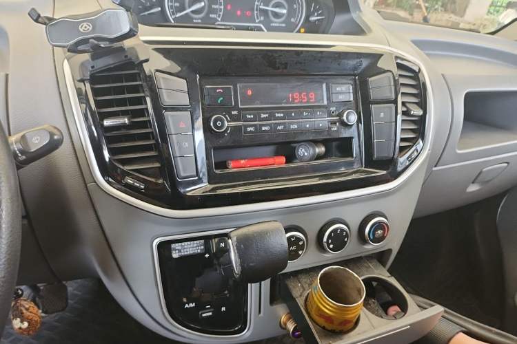 Used SAIC MAXUS Xintu V80 2019 2.5T Classic Model AMT Aoyuntong Short Wheelbase Ultra-Low Roof 5/6-Seater Audio And AC Panel