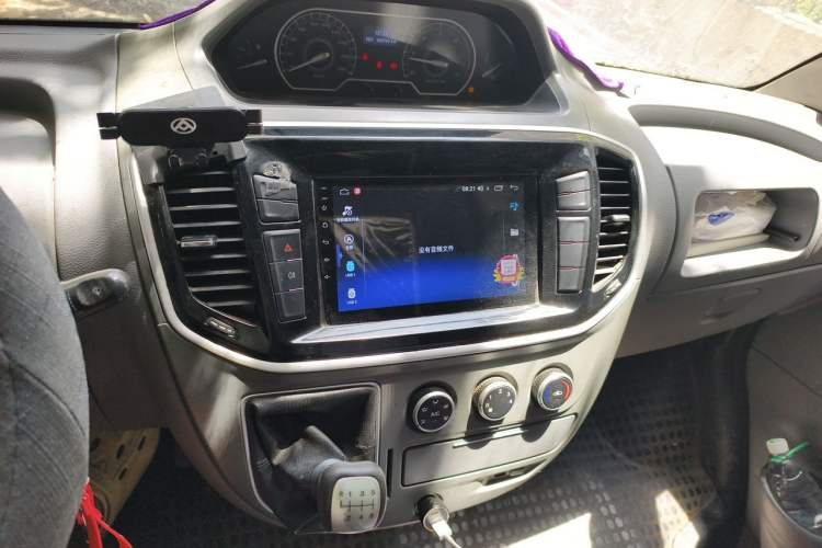 Used SAIC MAXUS Xintu V80 2019 2.5T Classic Edition 6-Speed Manual – Aoyuntong Modified Version Short Wheelbase Mid-Height Roof 5/6 Seats Audio And AC Panel