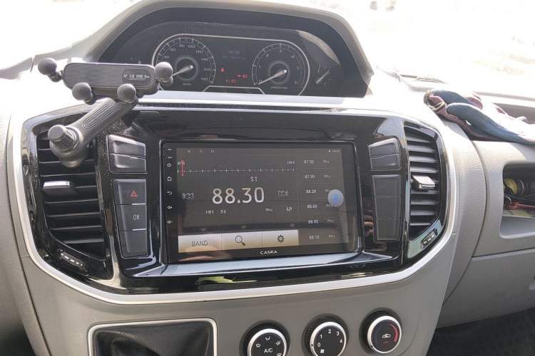 Used SAIC MAXUS Xintu V80 2019 2.5T Classic Model 6-Speed Manual – Aoyuntong Short Wheelbase Ultra-Low Roof 5/6 Seats Audio And AC Panel