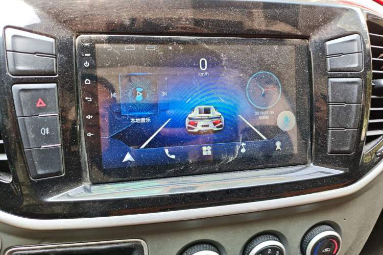 Used SAIC MAXUS Xintu V80 2019 2.5T Classic Model 6-Speed Manual Aotong Long Wheelbase Mid-Height 7-Seater Audio And AC Panel