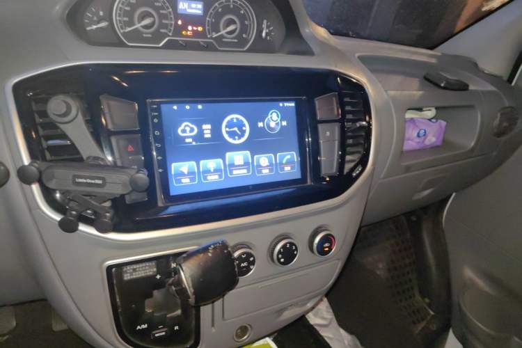 Used SAIC MAXUS Xintu V80 2019 2.5T Classic AMT Van Short Wheelbase Mid-Roof 6-Seater Audio And AC Panel