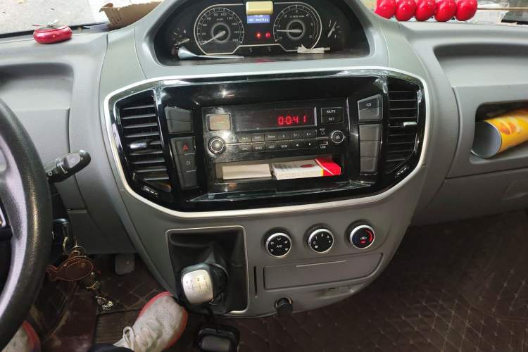 Used SAIC MAXUS Xintu V80 2019 2.0T Plus 6-Speed Manual – Aoyuntong Short Wheelbase Mid-Roof Design 5/6-Seater Audio And AC Panel