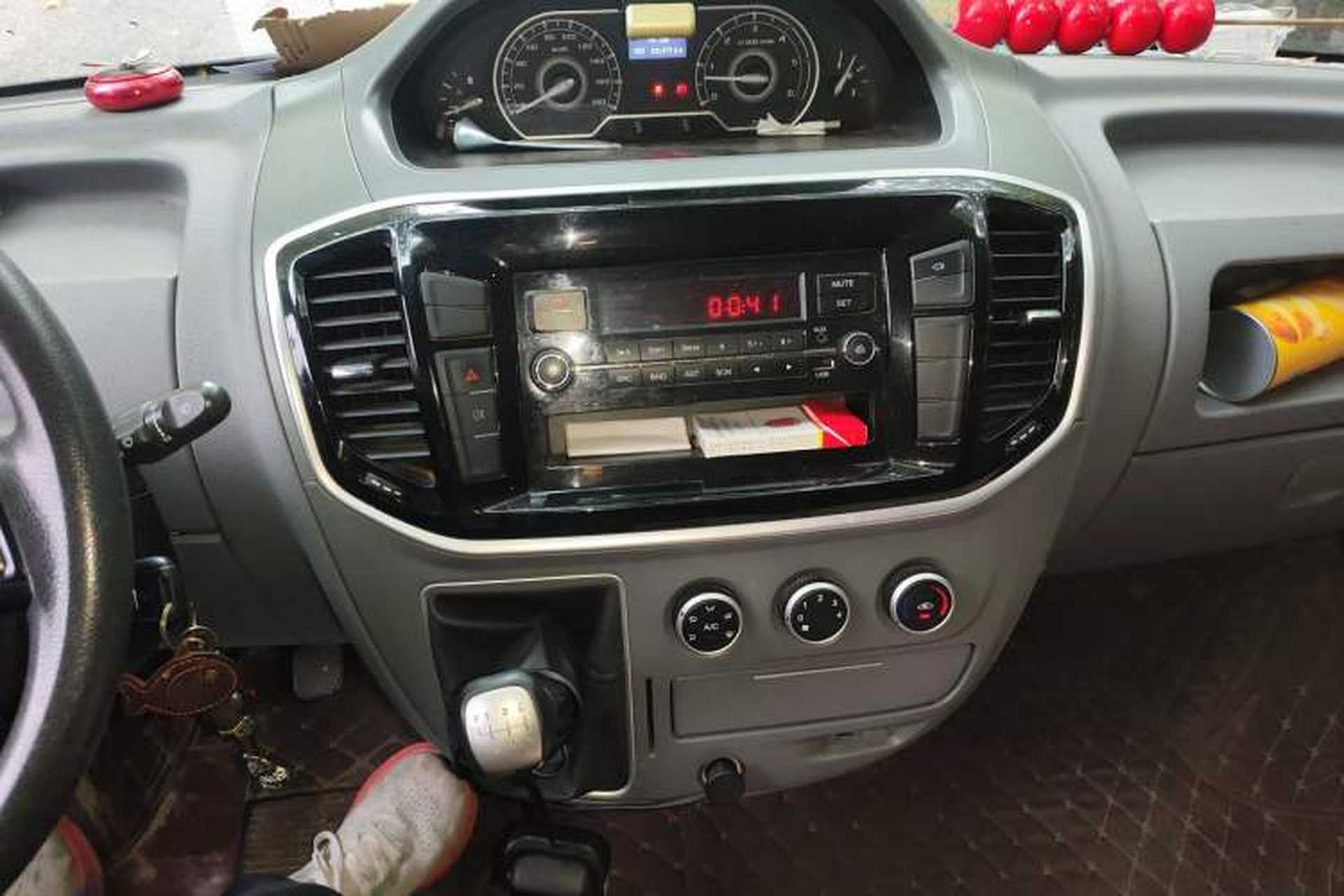 Used SAIC MAXUS Xintu V80 2019 2.0T Plus 6-Speed Manual – Aoyuntong Short Wheelbase Mid-Roof Design 5/6-Seater Audio And AC Panel