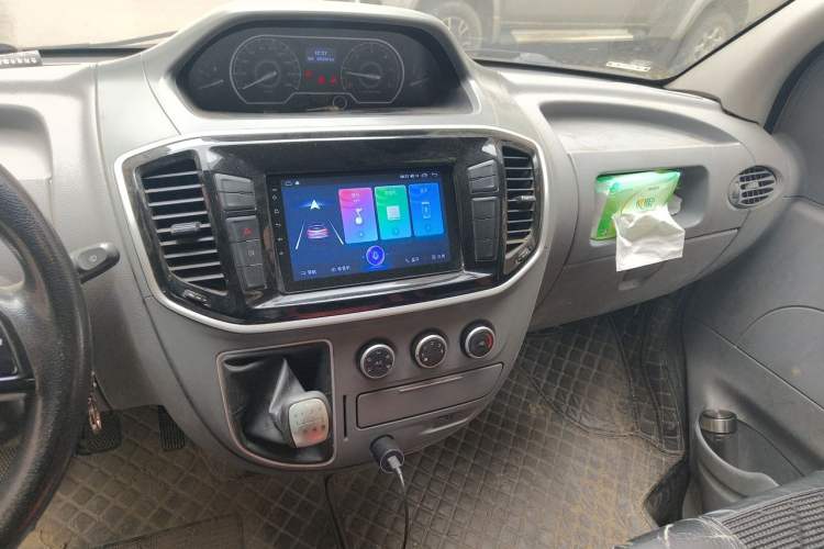 Used SAIC MAXUS Xintu V80 2019 2.5T Classic Edition 6-Speed Manual – Aoyuntong Short Wheelbase Mid-Height Design 5/6 Seats Audio And AC Panel