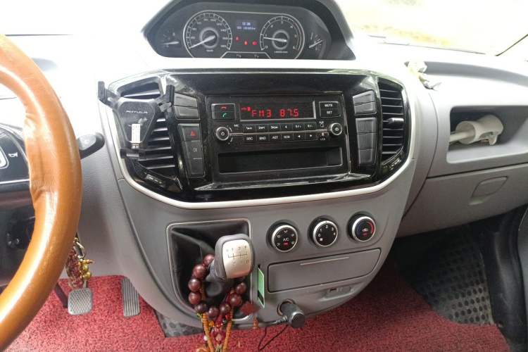 Used SAIC MAXUS Xintu V80 2019 2.5T Classic Edition 6-Speed Manual – Aoyuntong Short Wheelbase Mid-Height Design 5/6 Seats Audio And AC Panel