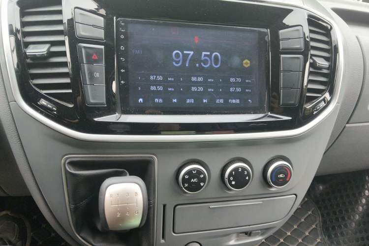 Used SAIC MAXUS Xintu V80 2019 2.5T Classic Model 6-Speed Manual Aotong Long Wheelbase Mid-Height 7-Seater Audio And AC Panel