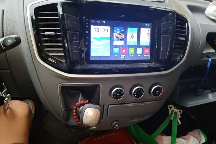 Used SAIC MAXUS Xintu V80 2019 2.5T Classic Model 6-Speed Manual Aotong Long Wheelbase Mid-Height 7-Seater Audio And AC Panel