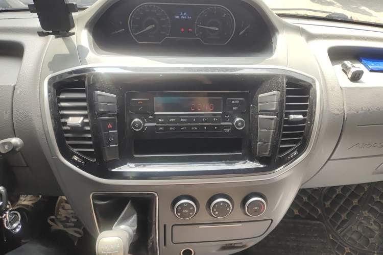 Used SAIC MAXUS Xintu V80 2019 2.5T Classic Edition 6-Speed Manual – Aoyuntong Short Wheelbase Mid-Height Design 5/6 Seats Audio And AC Panel