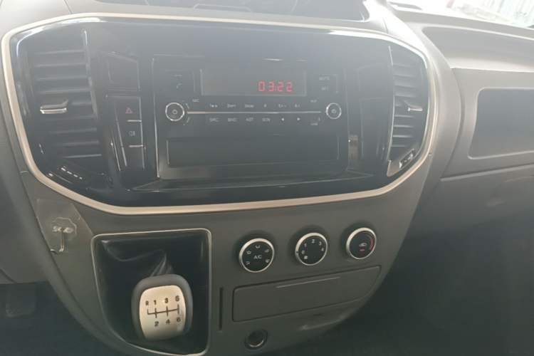 Used SAIC MAXUS Xintu V80 2019 2.5T Classic Edition 6-Speed Manual – Aoyuntong Short Wheelbase Mid-Height Design 5/6 Seats Audio And AC Panel