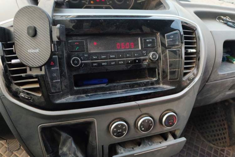 Used SAIC MAXUS Xintu V80 2019 2.0T Plus 6-speed Manual – Aotong Long Wheelbase Mid-Height 7-Seater Audio And AC Panel