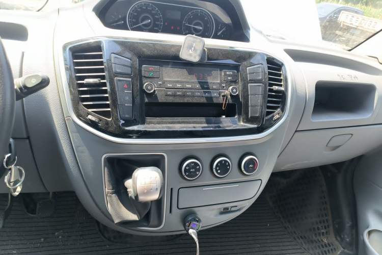 Used SAIC MAXUS Xintu V80 2019 2.5T Classic Version 6-Speed Manual – Aoyuntong Modified Long Wheelbase Mid-Height 7-Seater Audio And AC Panel