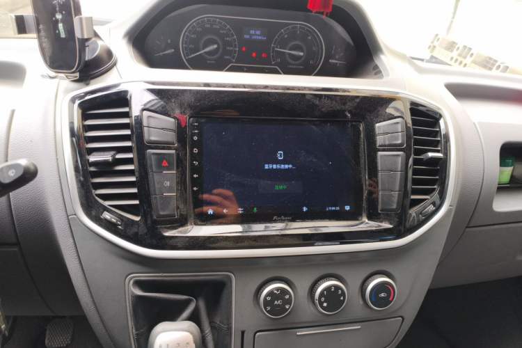 Used SAIC MAXUS Xintu V80 2019 2.5T Classic Edition 6-Speed Manual – Aoyuntong Modified Version Short Wheelbase Mid-Height Roof 5/6 Seats Audio And AC Panel
