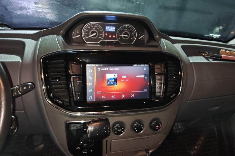 Used SAIC MAXUS Xintu V80 2019 2.0T Plus AMT Aoyuntong Short Wheelbase Mid-Roof 5/6-Seater Audio And AC Panel