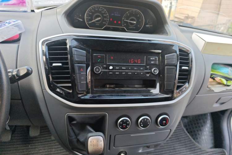 Used SAIC MAXUS Xintu V80 2019 2.5T Classic Model 6-Speed Manual – Aoyuntong Short Wheelbase Ultra-Low Roof 5/6 Seats Audio And AC Panel