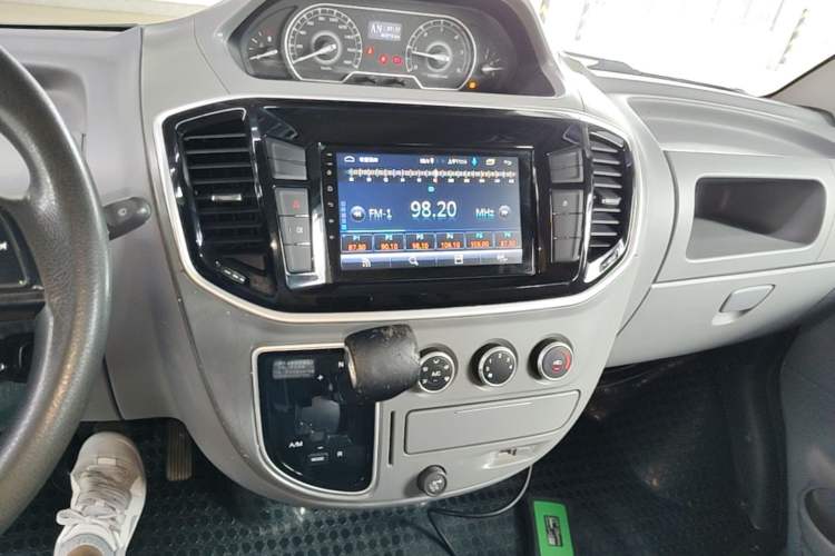 Used SAIC MAXUS Xintu V80 2019 2.5T Classic AMT Aoyuntong Short Wheelbase Mid-Roof 5/6-Seater Audio And AC Panel