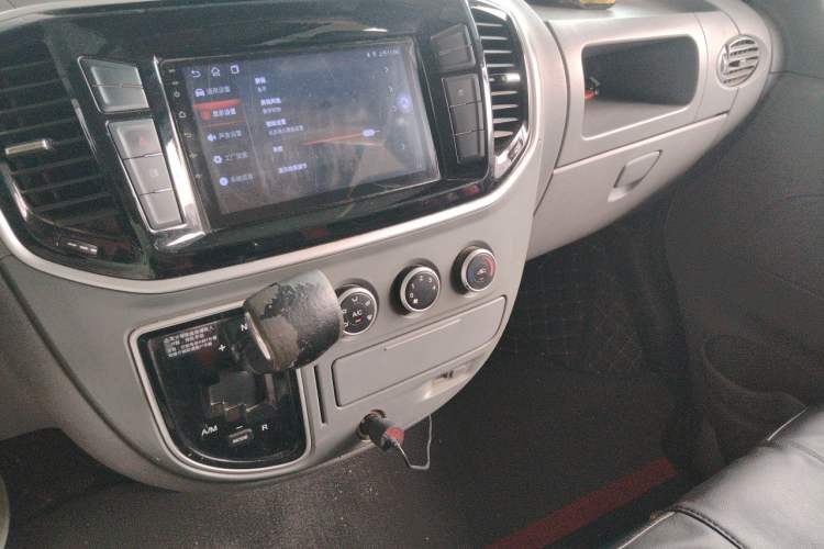 Used SAIC MAXUS Xintu V80 2019 2.5T Classic Model AMT Aoyuntong Long Wheelbase Mid-Roof 7-Seater Audio And AC Panel