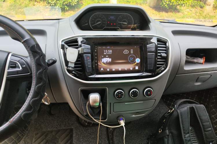 Used SAIC MAXUS Xintu V80 2019 2.5T Classic Model 6-Speed Manual Aotong Long Wheelbase Mid-Height 7-Seater Audio And AC Panel