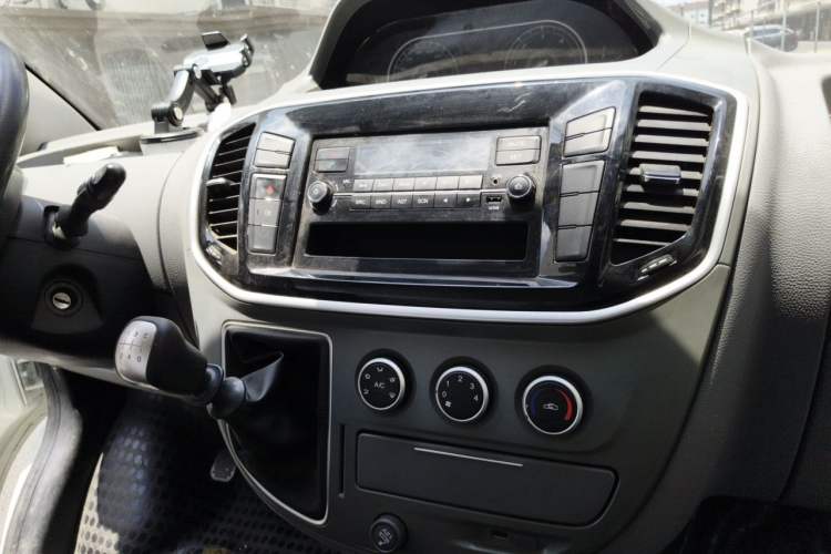 Used SAIC MAXUS Xintu V80 2019 2.5T Classic Version 6-Speed Manual – Aoyuntong Modified Long Wheelbase Mid-Height 7-Seater Audio And AC Panel