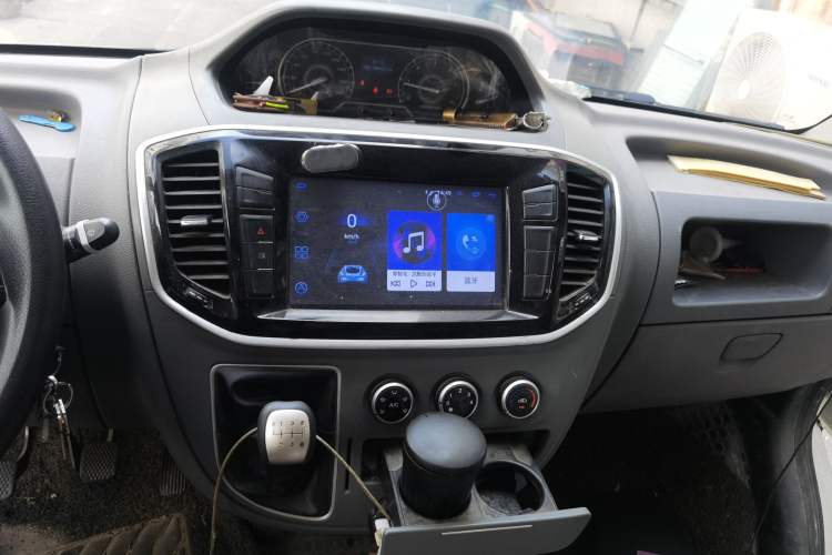 Used SAIC MAXUS Xintu V80 2019 2.5T Classic Model 6-Speed Manual Aotong Long Wheelbase Mid-Height 7-Seater Audio And AC Panel