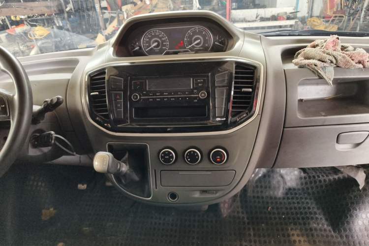 Used SAIC MAXUS Xintu V80 2019 2.5T Classic Edition 6-Speed Manual – Aoyuntong Modified Version Short Wheelbase Mid-Height Roof 5/6 Seats Audio And AC Panel