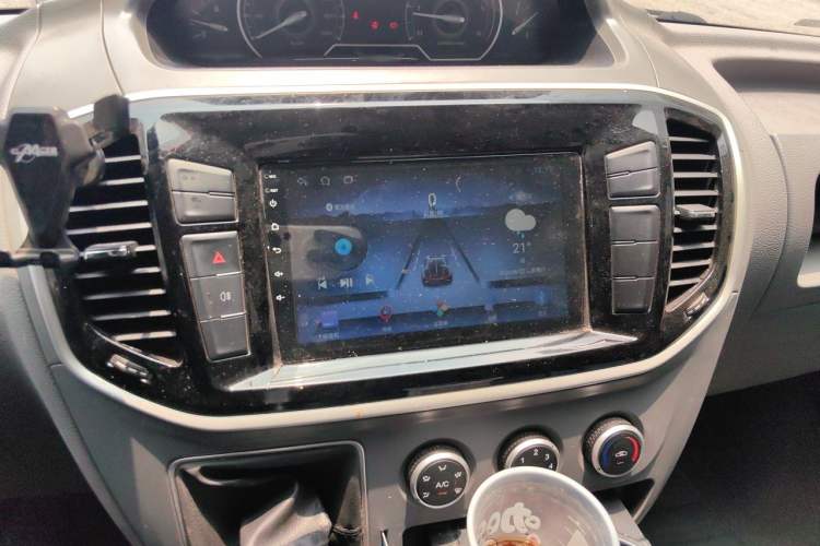 Used SAIC MAXUS Xintu V80 2019 2.5T Classic Model 6-Speed Manual Aotong Long Wheelbase Mid-Height 7-Seater Audio And AC Panel