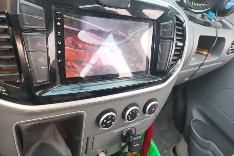 Used SAIC MAXUS Xintu V80 2019 2.5T Classic Model 6-Speed Manual Aotong Long Wheelbase Mid-Height 7-Seater Audio And AC Panel
