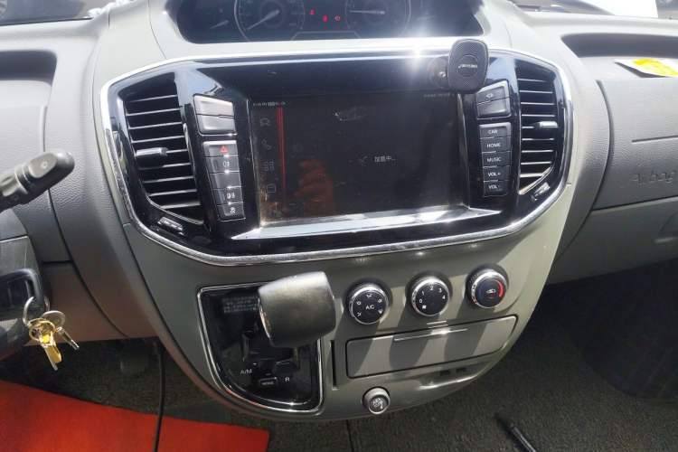 Used SAIC MAXUS Xintu V80 2019 2.0T Plus AMT Aoyuntong Short Wheelbase Mid-Roof 5/6-Seater Audio And AC Panel