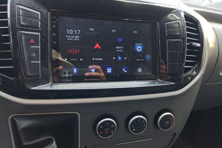 Used SAIC MAXUS Xintu V80 2019 2.5T Classic Model 6-Speed Manual Aotong Long Wheelbase Mid-Height 7-Seater Audio And AC Panel