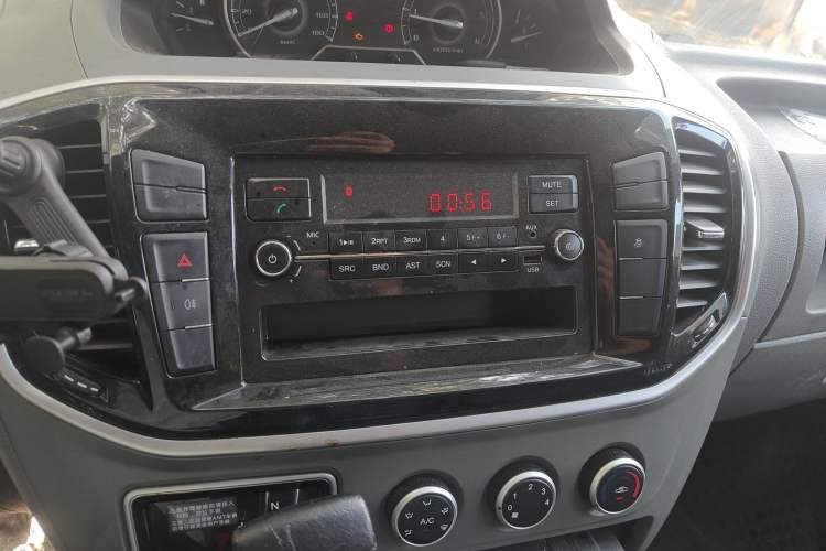 Used SAIC MAXUS Xintu V80 2019 2.5T Classic Model AMT Aoyuntong Long Wheelbase Mid-Roof 7-Seater Audio And AC Panel