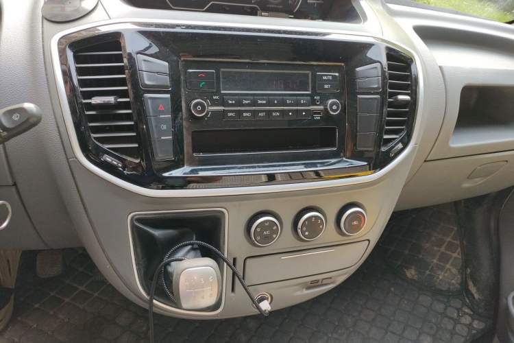 Used SAIC MAXUS Xintu V80 2019 2.5T Classic 6-Speed Manual Van Long Wheelbase Mid-Roof Design 2/3 Seats Audio And AC Panel