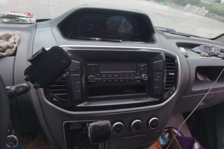 Used SAIC MAXUS Xintu V80 2019 2.5T Classic Edition AMT Aoyuntong Facelifted Long Wheelbase Mid-Height 7-Seater Audio And AC Panel