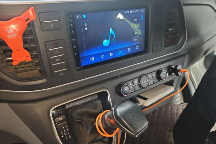 Used SAIC MAXUS Xintu V80 2019 2.0T Plus AMT Aoyuntong Short Wheelbase Ultra-Low Roof 5/6-Seater Audio And AC Panel