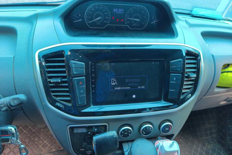 Used SAIC MAXUS Xintu V80 2019 2.5T Classic AMT Aoyuntong Facelifted Short-Wheelbase Mid-Roof 5/6-Seater Audio And AC Panel
