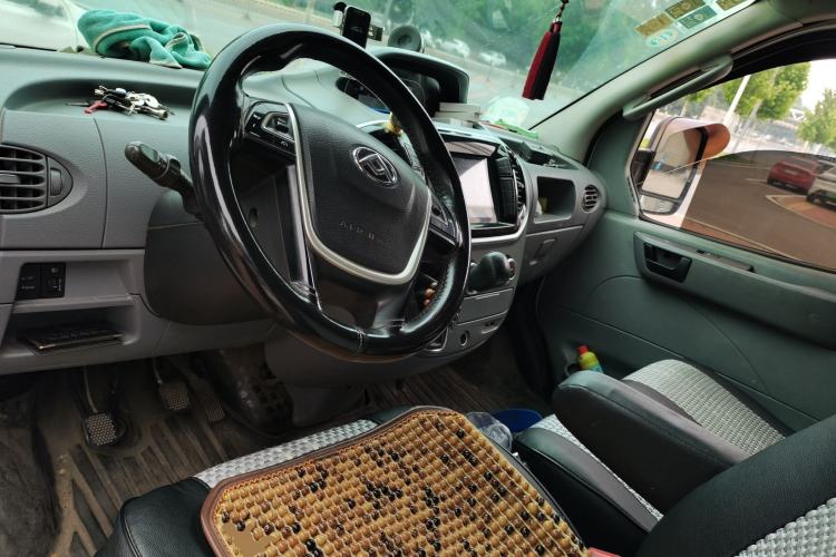 Used SAIC MAXUS Xintu V80 2019 2.5T Classic Edition 6-Speed Manual – Aoyuntong Short Wheelbase Mid-Height Design 5/6 Seats Center Console
