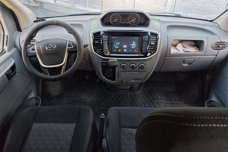 Used SAIC MAXUS Xintu V80 2019 2.5T Classic Model AMT Aoyuntong Long Wheelbase Mid-Roof 7-Seater Center Console