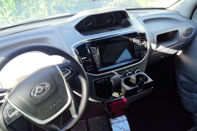 Used SAIC MAXUS Xintu V80 2019 2.5T Classic Model AMT Aoyuntong Long Wheelbase Mid-Roof 7-Seater Center Console