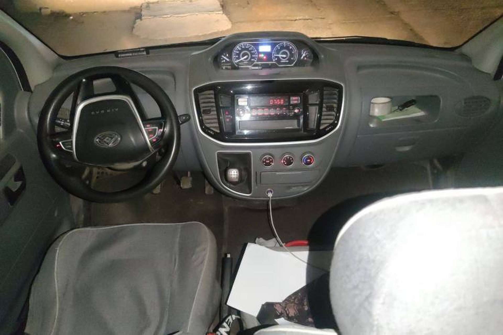 Used SAIC MAXUS Xintu V80 2019 2.5T Classic Model 6-Speed Manual Aotong Long Wheelbase Mid-Height 7-Seater Center Console