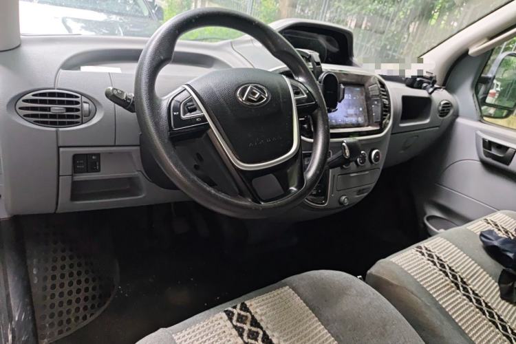 Used SAIC MAXUS Xintu V80 2019 2.5T Classic Model AMT Aoyuntong Facelifted Short Wheelbase Ultra-Low Roof 5/6-Seater Center Console