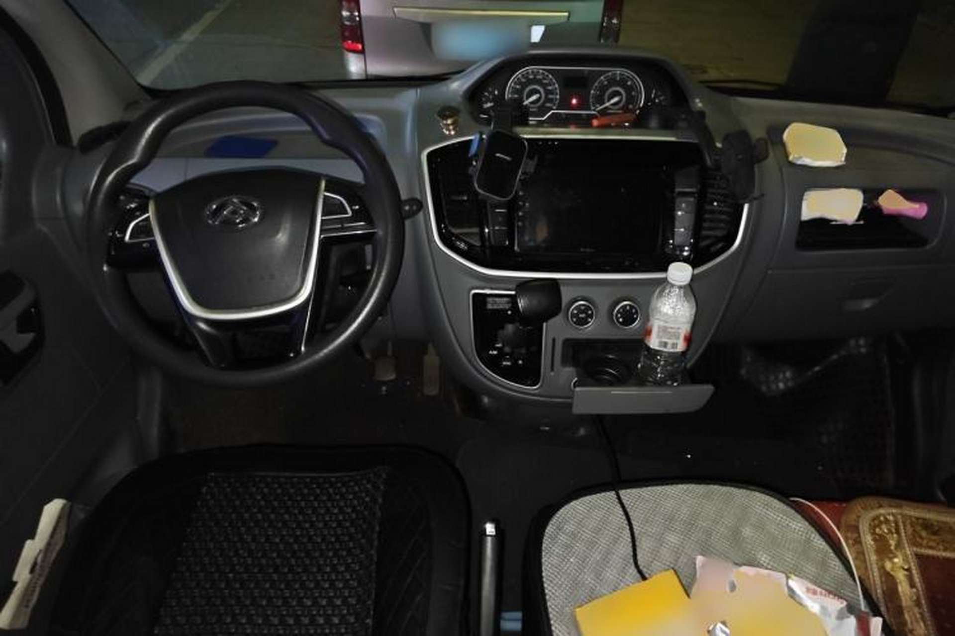 Used SAIC MAXUS Xintu V80 2019 2.5T Classic AMT Aoyuntong Short Wheelbase Mid-Roof 5/6-Seater Center Console