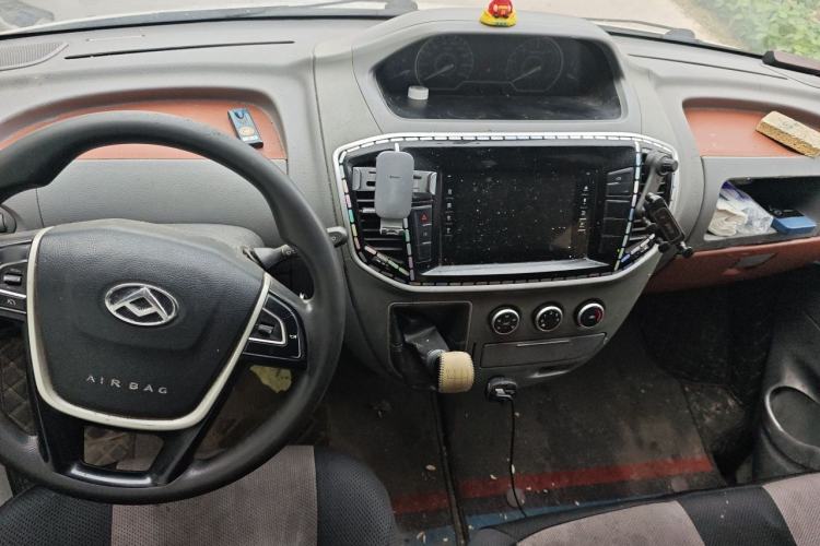 Used SAIC MAXUS Xintu V80 2019 2.0T Plus 6-speed Manual – Aotong Long Wheelbase Mid-Height 7-Seater Center Console