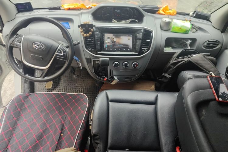 Used SAIC MAXUS Xintu V80 2019 2.5T Classic Model AMT Aoyuntong Long Wheelbase High-Roof 7-Seater Center Console