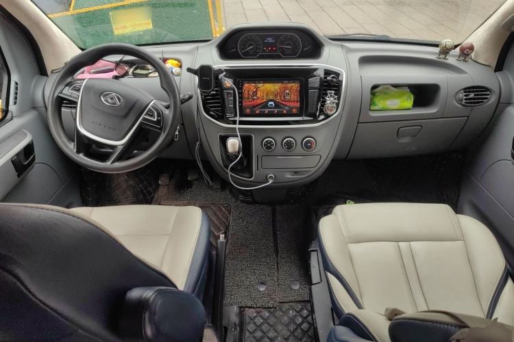 Used SAIC MAXUS Xintu V80 2019 2.5T Classic Model 6-Speed Manual Aotong Long Wheelbase Mid-Height 7-Seater Center Console