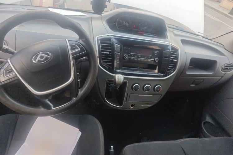 Used SAIC MAXUS Xintu V80 2019 2.5T Classic 6-Speed Manual Van Short Wheelbase Mid-Roof 6-Seater Center Console
