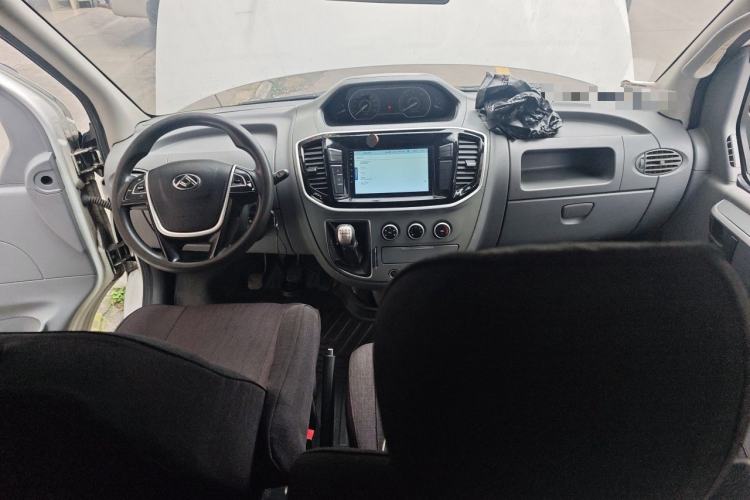 Used SAIC MAXUS Xintu V80 2019 2.5T Classic Model 6-Speed Manual Aotong Long Wheelbase Mid-Height 7-Seater Center Console